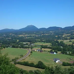 Lilas, Saint Antoine, Orcival, Entre Sancy Et Volcans. Appartement