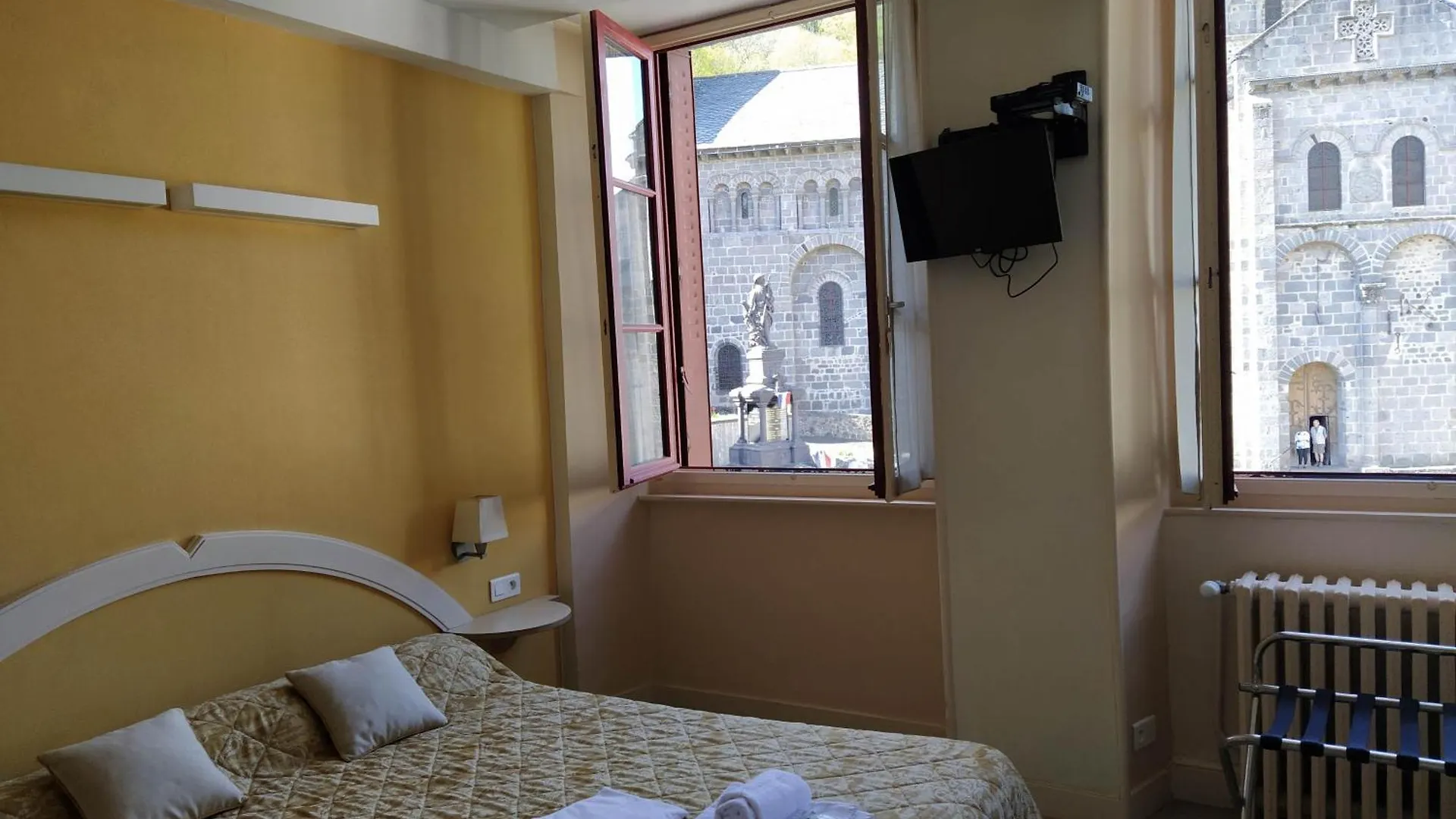 **  Hotel Restaurant Notre Dame Orcival France